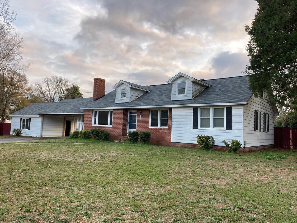 Primary Photo - 1005 Rosemont Dr