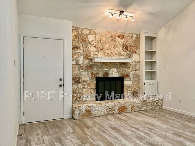 Foto del edificio - 407 Meadowcreek Cir