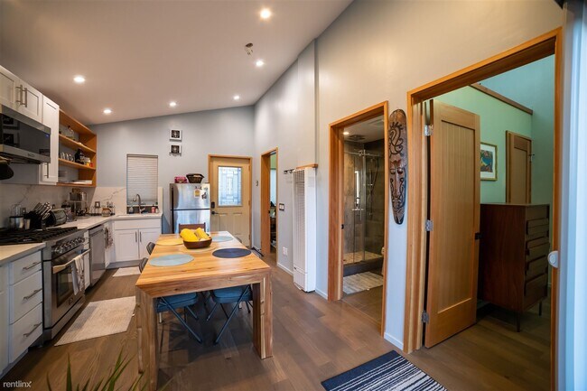 Building Photo - 2 br, 1 bath Duplex - 518 Emeline Avenue A