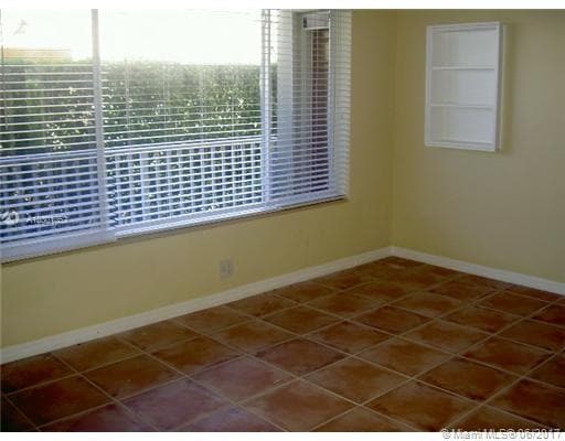 Living room - 1925 Calais Dr