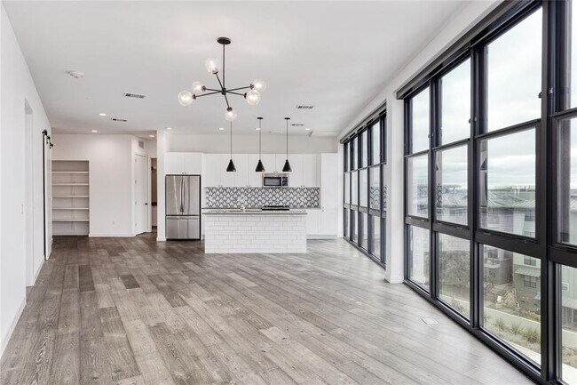 Building Photo - 800 Embassy Dr