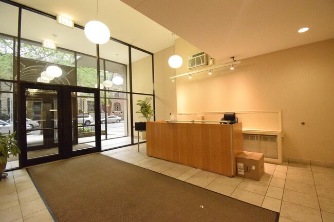Building Photo - 2740 N Pine Grove Ave