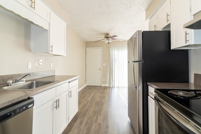 2 Bedroom - Kitchen - Battle Creek Lodge Apartments