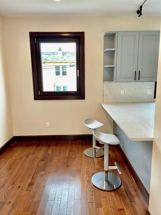Dining Area - 585 Hoboken Rd