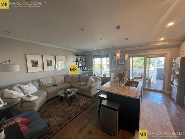 Building Photo - 170 Paris St