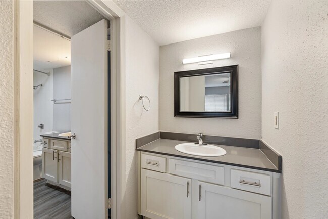 Foto del edificio - 8701 Town Park Dr