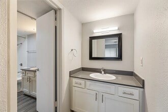 Building Photo - 8701 Town Park Dr