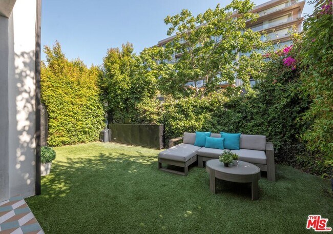Foto del edificio - 8907 Rosewood Ave