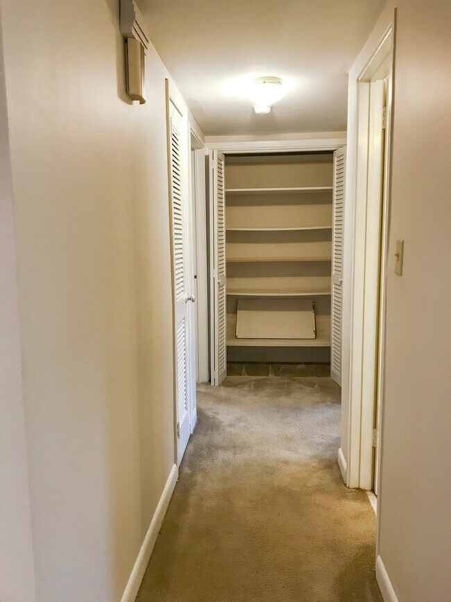 Building Photo - Summerville Townhome with Fully Equipped K...