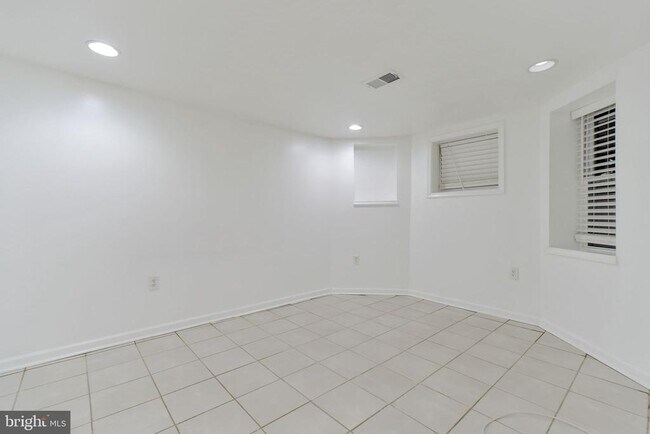 Foto del edificio - 716 Rock Creek Church Rd NW