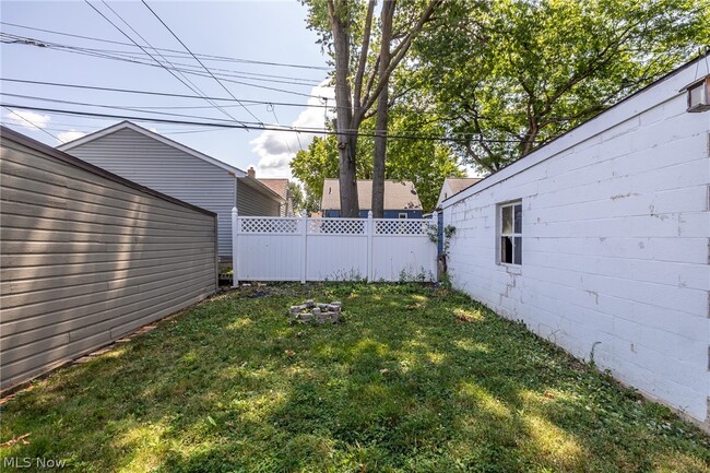 Building Photo - 8221 Pelham Dr
