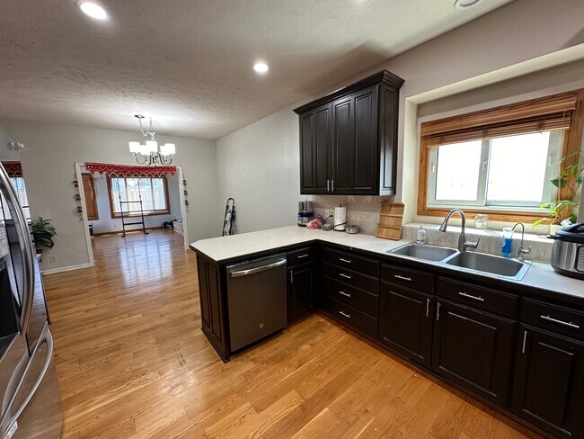 Cocina con espacio para comer - 5800 S 77th St