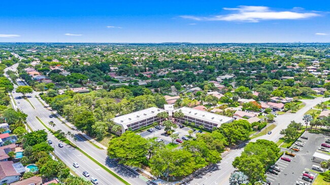 Foto del edificio - 8777 Shadow Wood Blvd