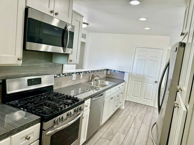 Foto del edificio - FANTASTIC 4BD 1&3/4BA HOUSE FOR LEASE ON CUL-DE-SAC!