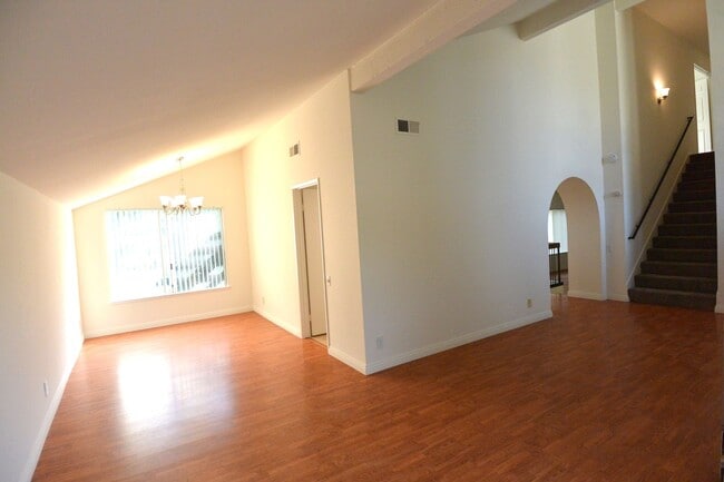 Building Photo - Beautiful 4-bedroom 3-bathroom Home in Mis...