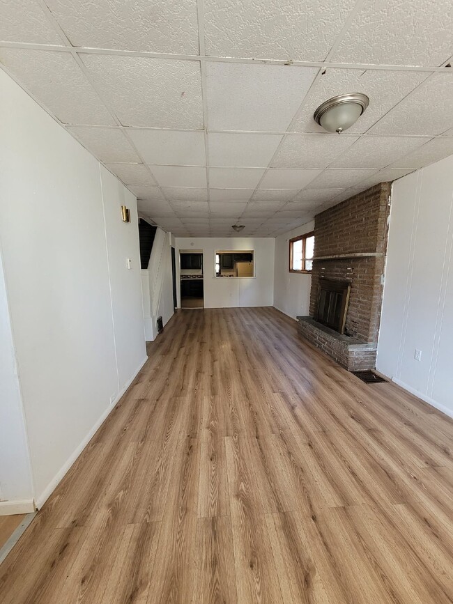 Building Photo - 3BR,  1BA AVAILABLE NOW! Apply Today!