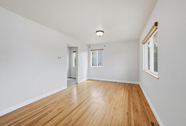 Foto del edificio - $2,040.95 -  2 bed, 1 bath located in Denver with a big backyard and In Unit Laundry!