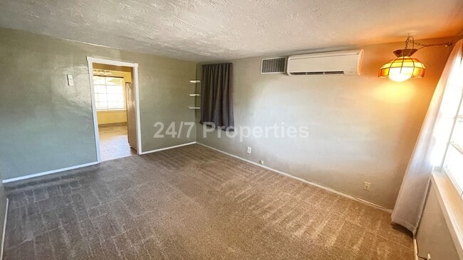 Building Photo - Charming 2 BD | 1 BA Home w/ Large Backyar...