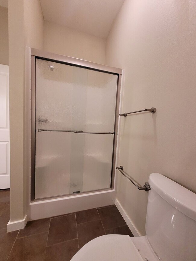 Building Photo - Spacious 3 Bedroom 2 Bathrooms Condo with ...