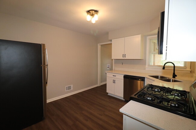 Foto del edificio - 155 Delmont Dr