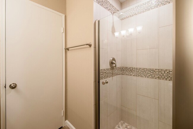 Building Photo - Welcome to this stunning 4-bedroom, 3-bathroom home in Tierrasanta