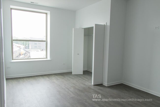 Building Photo - 928 W Dakin St