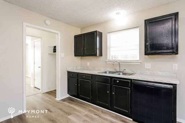 Foto del edificio - 4-Bedroom Home in Oak Point, TX