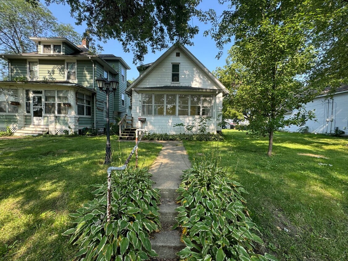 Primary Photo - Rent Ready 3 Bedroom 2 Bathroom in Moline