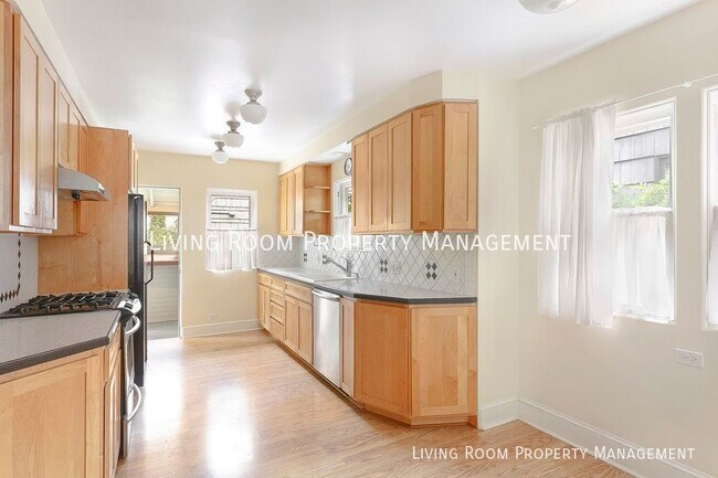 Building Photo - NE Charmer w/ Pristine Vintage Touches