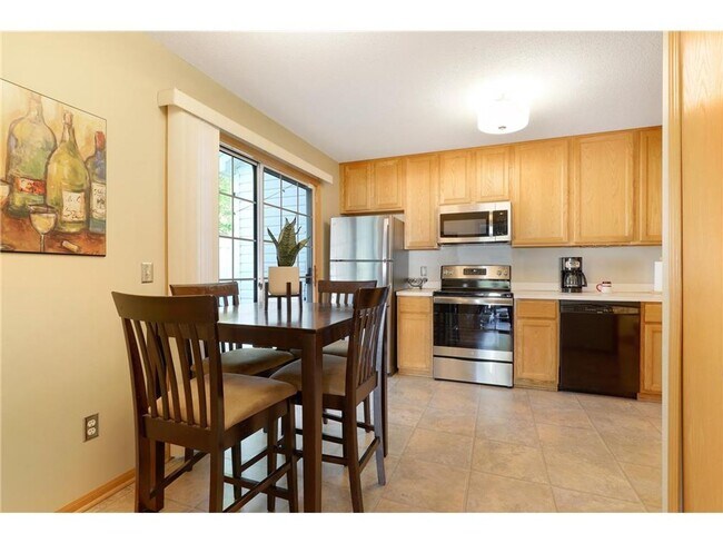 Building Photo - End unit townhome in Eden Prairie *2Bed*1.5Bath Available May 1!