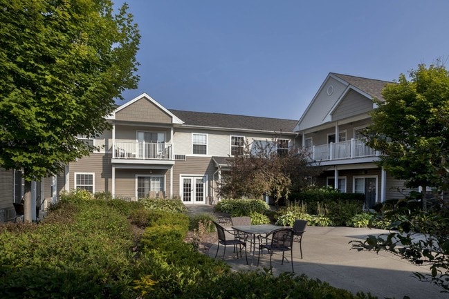 Courtyard - Pine Ridge of Plumbrook Senior Living