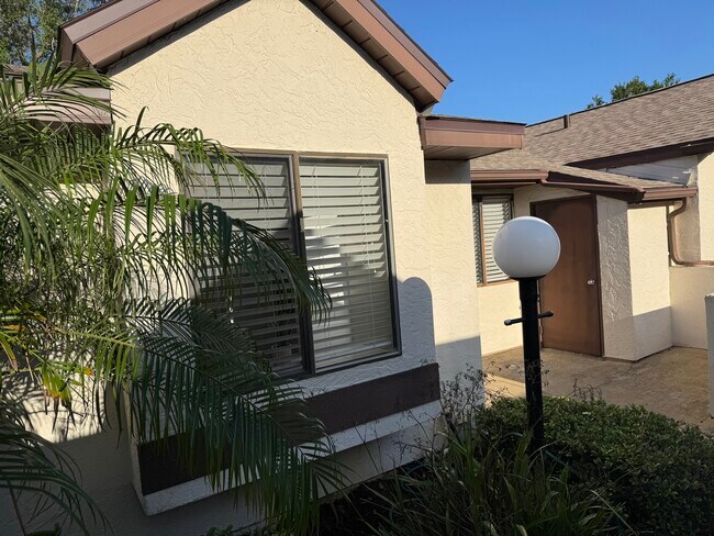 Vista frontal n.° 2 - 5928 36th Ave Cir W
