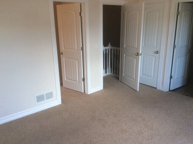 Building Photo - 5 BEDROOM, 4 BATHROOM TOWNHOUSE WITH 2 CAR...