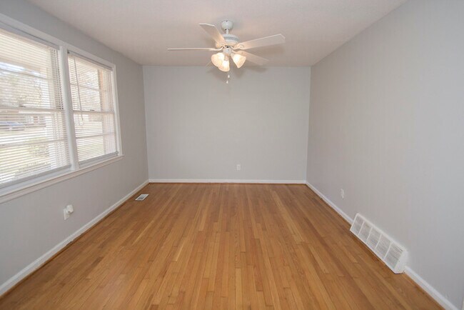 Foto del edificio - 4616 Bonnie Forest Blvd