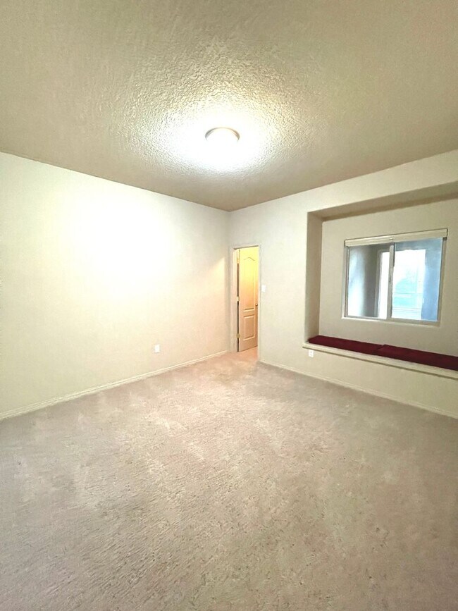Building Photo - NW Gated Community