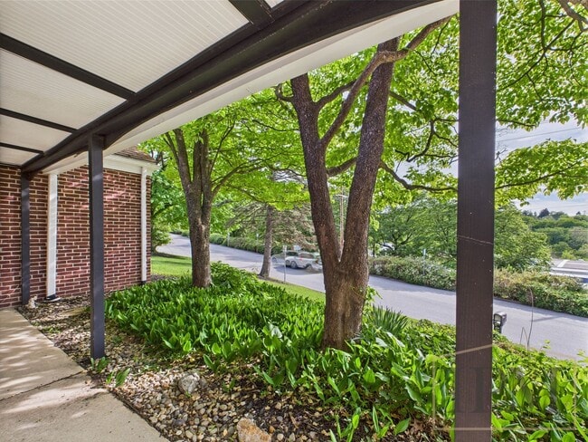 Building Photo - Available Now- Charming 3 Bedroom, 1 Bath ...