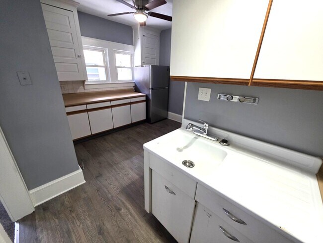 Foto del edificio - 1224 Pondview Ave