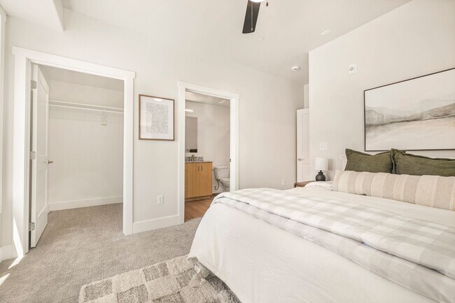 Building Photo - Lincoln Crossing Apartments Unit 1301