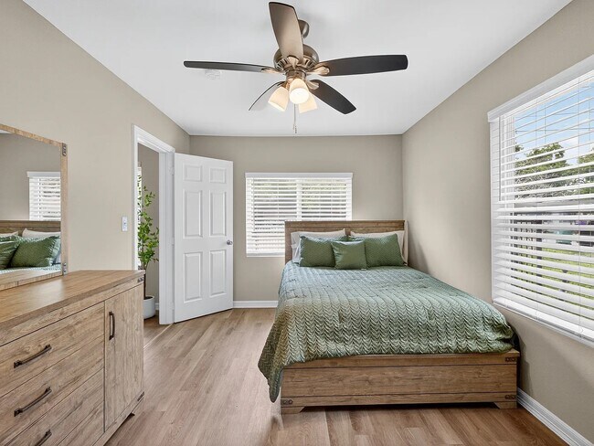 Foto del edificio - 5233 Higgins St