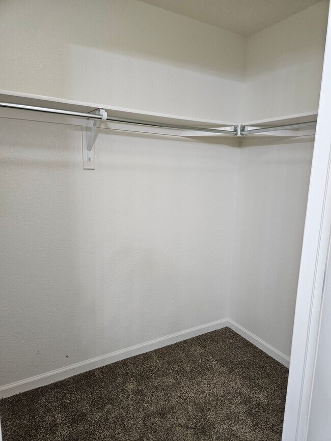 Foto del edificio - Amazing price amazing location 2 bdrm Cond...
