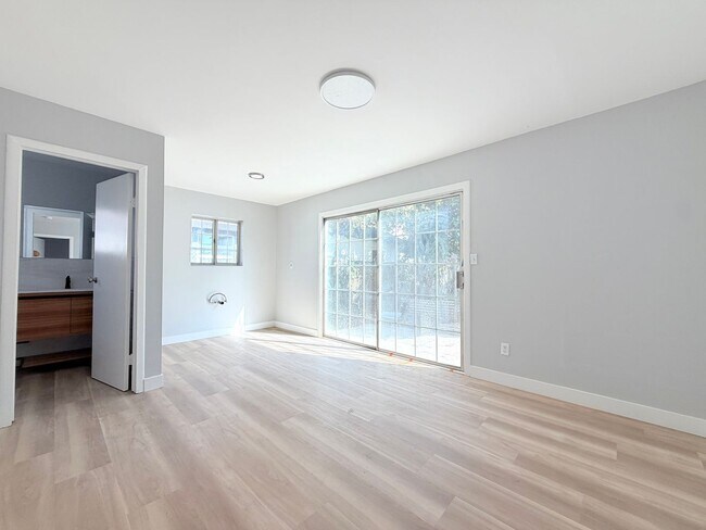 Foto del edificio - Huge 3 bedroom 2 bathroom for lease