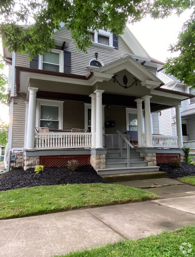 Building Photo - 131 Rosedale St