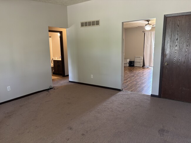 Building Photo - 1306 N Zenith Ave
