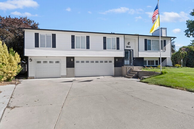Front of House - 954 W River Point Cir