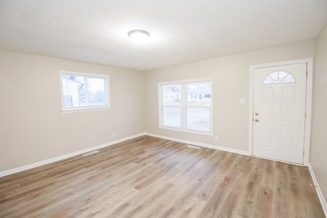 Building Photo - Updated Spacious Three Bedroom in Warren T...