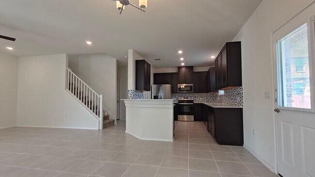Foto del edificio - 9107 Golden Leaf Dr