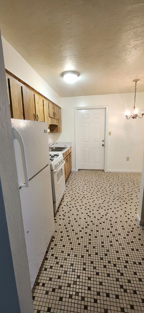 Foto del edificio - 2-bedroom, 1 bathroom duplex is move-in ready