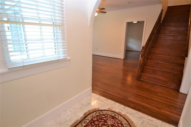Building Photo - 2135 Bissonnet St