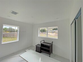 Building Photo - 1606 NW 12th Ct