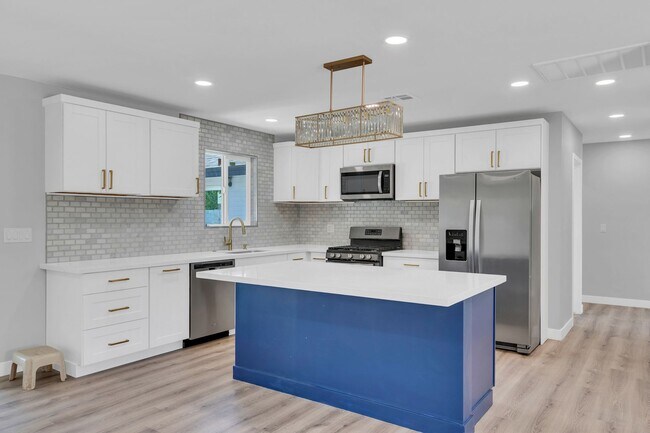 Building Photo - Stunning 3 bedroom 2 bathroom home in Arca...